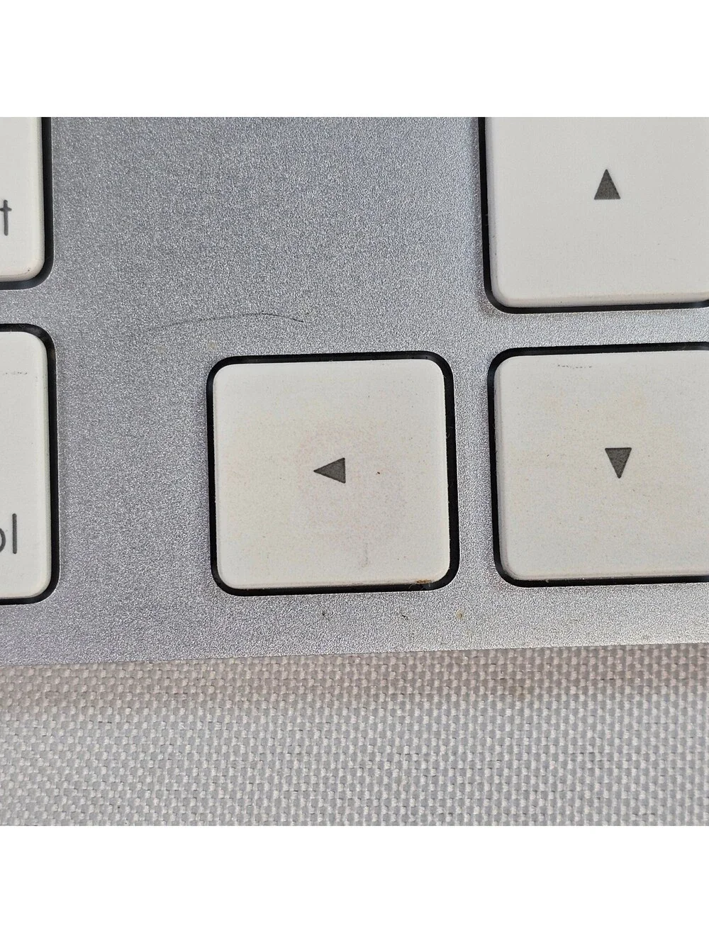 Apple A1243 Wired USB Keyboard with Numeric Keypad Aluminum Silver MB110LL/A